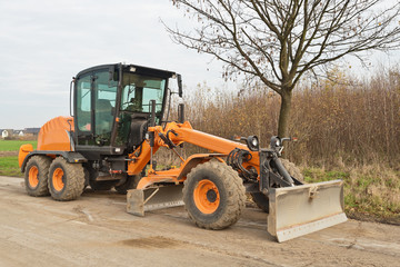 Strassenbau - Ein grosser oranger Grader