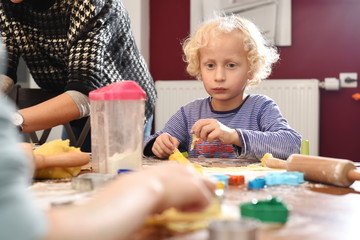 Kleiner Junge beim Plätzchen backen