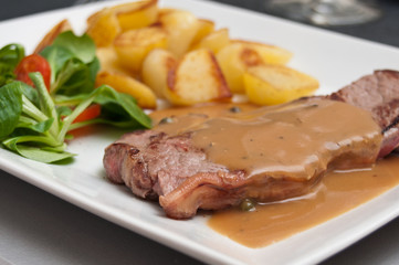 Faux filet de boeuf sauce au poivre, pommes de terres sautées ma