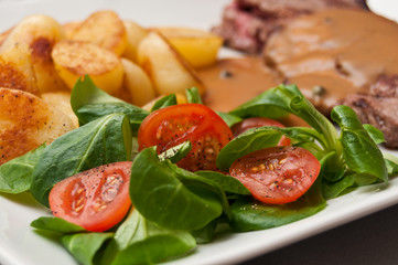 Faux filet de boeuf sauce au poivre, pommes de terres sautées ma