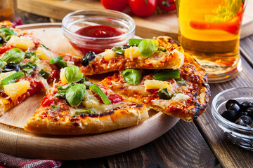 Pizza hawaii with beer