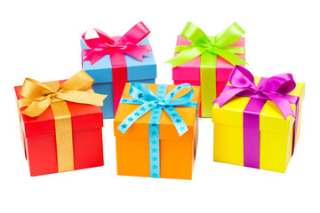 Bunte Geschenke vor weißem Hintergrund