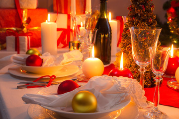 White and red decorations on the Christmas table
