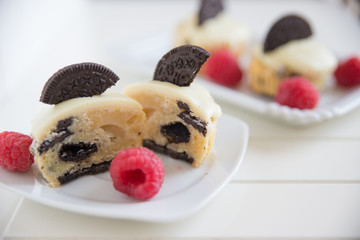 Cupcakes mit Oreos und Himbeeren