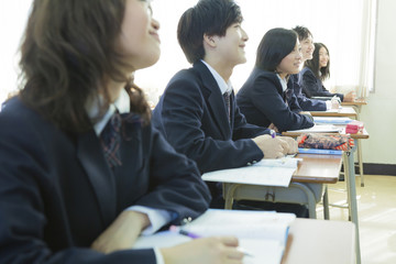 授業を受ける高校生たち