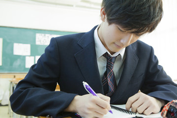 授業を受ける高校生