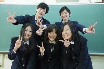 教室にたつ高校生たち