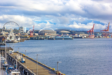 Obraz premium Seattle Great Wheel and piers in Seattle before sunset