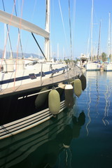 Yacht de bateau à voile bleu dans la marina