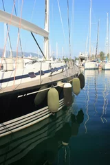 Photo sur Plexiglas Sports nautique Yacht de bateau à voile bleu dans la marina