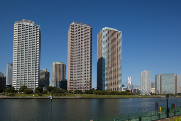 Fototapeta na wymiar 隅田川河口の高層マンション