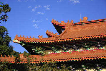 Fototapeta na wymiar toitures du monastère de Po Lin