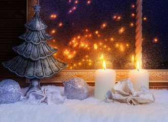 Tannenbaum und Kerzen am Fenster
