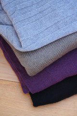 pila di maglioni di  lana