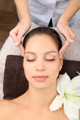 Obraz na płótnie Canvas Portrait of beautiful woman taking head massage