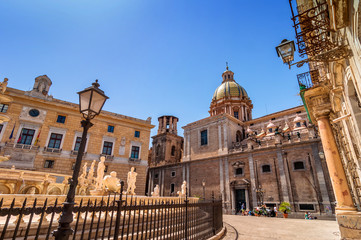 Obraz premium Florentine fountain in Piazza Pretoria in Palermo