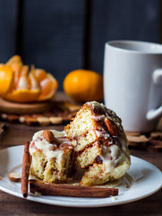 incision buns Cinnabon cinnamon, nuts and cream sauce