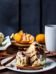 incision buns Cinnabon cinnamon, nuts and cream sauce