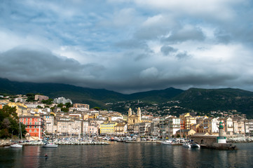 Bastia : vue large du vieux port sous l'orage