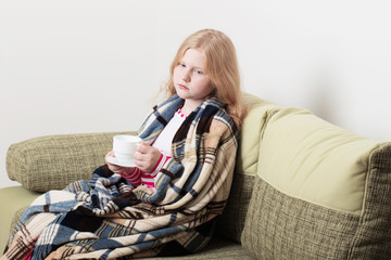 Obraz premium ill girl child with cup of hot tea