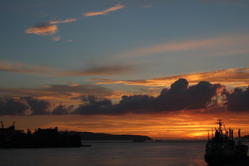 夕焼けと船