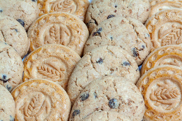 Mélange de gateaux secs italiens en tas sur fond blanc
