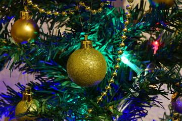Bolas doradas y Árbol de Navidad