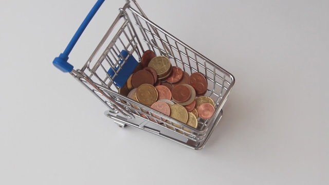 Geld wird in Einkaufwagen gef&uuml;llt