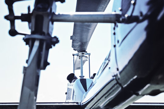 Turbinenhubschrauber aus Heckperspektive