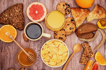 Obraz na płótnie Canvas tasty breakfast with corn flakes, pie and juice