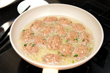 Frikadellen in der Pfanne