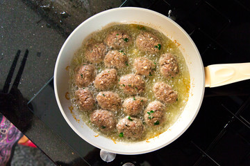 Frikadellen in der Pfanne