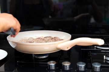 Frikadellen in der Pfanne