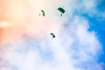 Photo sur Plexiglas Sports aériens three athletes parachutist fly