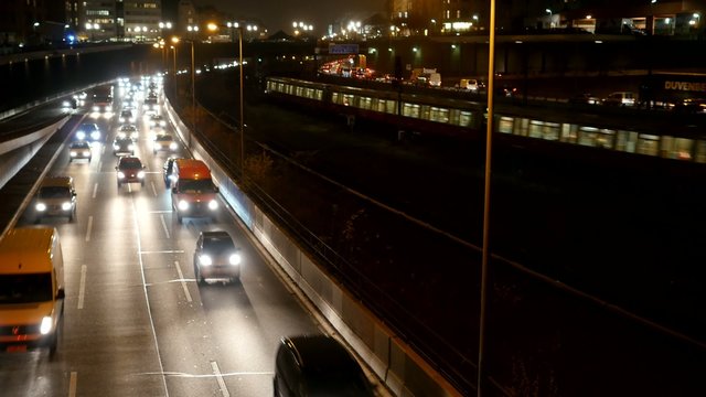 Stadtautobahn bei Nacht