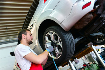 Reifenwechsel in einer KFZ Werkstatt // Tire change by mechanic