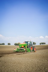 Obraz premium Ackerschlepper mit Sämaschine bei der Herbstbestellung