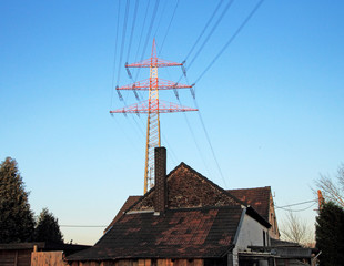 Strommast über Haus, Stromtrasse