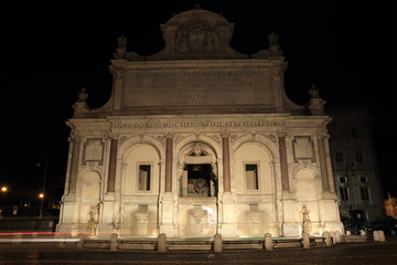 Fototapeta na wymiar acqua Paola fountain at night