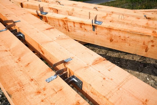 Baustelle -  vorbereitetes Bauholz , Holzbalken