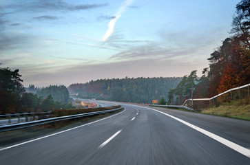 Leere Autobahn Morgendämmerung im Herbst Deutschland
