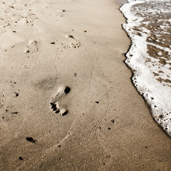 Spiaggia, orme, onde, riva