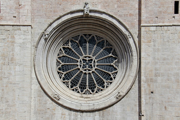 Fototapeta na wymiar rosone della facciata del Duomo di Trento