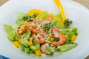 Salad with shrimps and avocado