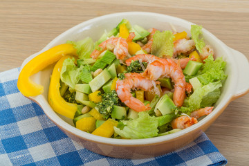 Salad with shrimps and avocado