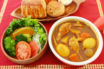 カレーライスと野菜サラダ