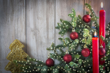 Tarjeta de Navidad con velas y abeto y espacio para texto