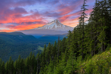 Beautiful Vista of Mount Hood in Oregon, USA. - 73755238