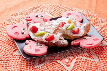 Brioches farcite  e biscotti colorati di pastafrolla 