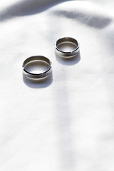 Obraz na płótnie Canvas Two wedding ring on white fabric